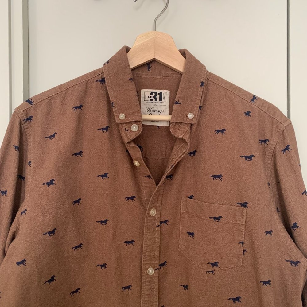 Simons le 31 (Heritage collection) Horse Print button down shirt Sz Medium